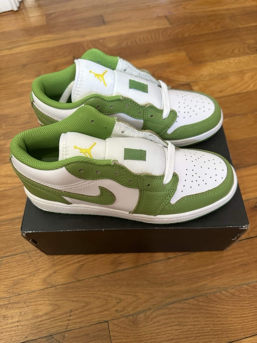 *New* Jordan 1 Low Big Kid White Green (HF4779-100)Size 4Y*Damaged Original Box*